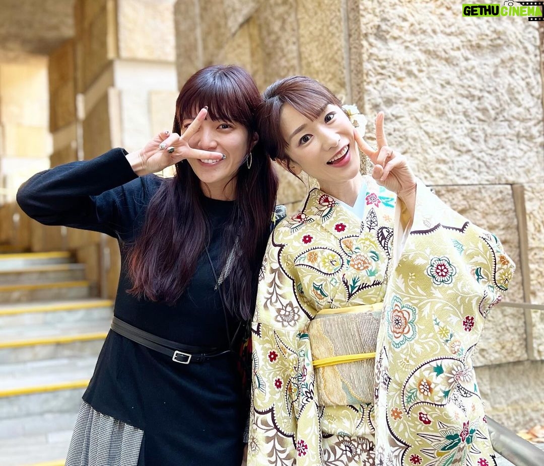 Mariko Dou - 2.7K Likes - 先週、待ち受け配信用の着物撮影をしました👘✨お天気にも恵まれ、綺麗なお着物を選んでいただき、素敵な写真をたくさん撮ってもらいました💕
可愛い新人の荒井アナとも2ショット写真を撮りました‼️(年齢差は恐ろし過ぎるので、考えないことにします😂笑)
アナウンス部SNS用の動画や写真は、三谷アナが撮影してくれました〜!三谷さん自身、このあと着物撮影を控えているにも関わらず、忙しい時間の合間に来てくれました😭✨ありがとうございます❣️
普段中々話す機会のない後輩たちともおしゃべりできて、楽しかったです♪
待ち受け配信はもう少し先になりますが、またお知らせしますね😊
さて、あっという間に12月に突入しましたね💦
今年も残り1ヶ月を切りましたが、元気に過ごしましょう♪
#着物 を着て
#写真撮影
#撮影
#待ち受け
#配信 用
#三谷紬 アナ
#荒井理咲子 アナ
#可愛い
#後輩 と
#堂真理子 #テレビ朝日 #アナウンサー