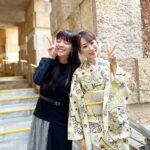 Mariko Dou Instagram - 先週、待ち受け配信用の着物撮影をしました👘✨お天気にも恵まれ、綺麗なお着物を選んでいただき、素敵な写真をたくさん撮ってもらいました💕 可愛い新人の荒井アナとも2ショット写真を撮りました‼️（年齢差は恐ろし過ぎるので、考えないことにします😂笑） アナウンス部SNS用の動画や写真は、三谷アナが撮影してくれました〜！三谷さん自身、このあと着物撮影を控えているにも関わらず、忙しい時間の合間に来てくれました😭✨ありがとうございます❣️ 普段中々話す機会のない後輩たちともおしゃべりできて、楽しかったです♪ 待ち受け配信はもう少し先になりますが、またお知らせしますね😊 さて、あっという間に12月に突入しましたね💦 今年も残り1ヶ月を切りましたが、元気に過ごしましょう♪ #着物 を着て #写真撮影 #撮影 #待ち受け #配信 用 #三谷紬 アナ #荒井理咲子 アナ #可愛い #後輩 と #堂真理子 #テレビ朝日 #アナウンサー