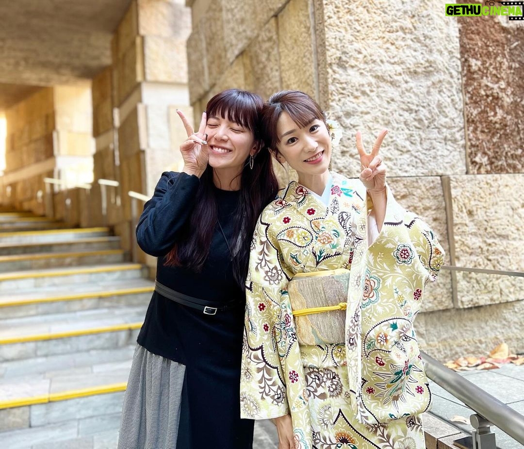 Mariko Dou - 2.7K Likes - 先週、待ち受け配信用の着物撮影をしました👘✨お天気にも恵まれ、綺麗なお着物を選んでいただき、素敵な写真をたくさん撮ってもらいました💕
可愛い新人の荒井アナとも2ショット写真を撮りました‼️(年齢差は恐ろし過ぎるので、考えないことにします😂笑)
アナウンス部SNS用の動画や写真は、三谷アナが撮影してくれました〜!三谷さん自身、このあと着物撮影を控えているにも関わらず、忙しい時間の合間に来てくれました😭✨ありがとうございます❣️
普段中々話す機会のない後輩たちともおしゃべりできて、楽しかったです♪
待ち受け配信はもう少し先になりますが、またお知らせしますね😊
さて、あっという間に12月に突入しましたね💦
今年も残り1ヶ月を切りましたが、元気に過ごしましょう♪
#着物 を着て
#写真撮影
#撮影
#待ち受け
#配信 用
#三谷紬 アナ
#荒井理咲子 アナ
#可愛い
#後輩 と
#堂真理子 #テレビ朝日 #アナウンサー