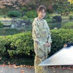 Mariko Dou Instagram - 先週、待ち受け配信用の着物撮影をしました👘✨お天気にも恵まれ、綺麗なお着物を選んでいただき、素敵な写真をたくさん撮ってもらいました💕 可愛い新人の荒井アナとも2ショット写真を撮りました‼️（年齢差は恐ろし過ぎるので、考えないことにします😂笑） アナウンス部SNS用の動画や写真は、三谷アナが撮影してくれました〜！三谷さん自身、このあと着物撮影を控えているにも関わらず、忙しい時間の合間に来てくれました😭✨ありがとうございます❣️ 普段中々話す機会のない後輩たちともおしゃべりできて、楽しかったです♪ 待ち受け配信はもう少し先になりますが、またお知らせしますね😊 さて、あっという間に12月に突入しましたね💦 今年も残り1ヶ月を切りましたが、元気に過ごしましょう♪ #着物 を着て #写真撮影 #撮影 #待ち受け #配信 用 #三谷紬 アナ #荒井理咲子 アナ #可愛い #後輩 と #堂真理子 #テレビ朝日 #アナウンサー