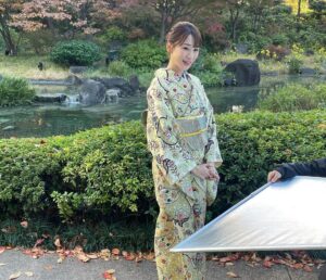 Mariko Dou Instagram - 先週、待ち受け配信用の着物撮影をしました👘✨お天気にも恵まれ、綺麗なお着物を選んでいただき、素敵な写真をたくさん撮ってもらいました💕
可愛い新人の荒井アナとも2ショット写真を撮りました‼️（年齢差は恐ろし過ぎるので、考えないことにします😂笑）
アナウンス部SNS用の動画や写真は、三谷アナが撮影してくれました〜！三谷さん自身、このあと着物撮影を控えているにも関わらず、忙しい時間の合間に来てくれました😭✨ありがとうございます❣️
普段中々話す機会のない後輩たちともおしゃべりできて、楽しかったです♪

待ち受け配信はもう少し先になりますが、またお知らせしますね😊

さて、あっという間に12月に突入しましたね💦
今年も残り1ヶ月を切りましたが、元気に過ごしましょう♪

 #着物 を着て
 #写真撮影
 #撮影
 #待ち受け
 #配信 用
 #三谷紬 アナ
 #荒井理咲子 アナ
 #可愛い
 #後輩 と
 #堂真理子 #テレビ朝日 #アナウンサー