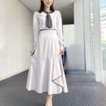 Mariko Dou Instagram - 本日の「ワイド！スクランブル」の衣装は、 ☆ニット,スカート… #proportionbodydressing ☆アクセサリー… #ete でした👗✨ トップスのニット、ネクタイのようなデザインで、とても素敵でした🥰 今日の東京は、11月下旬とは思えないほど暖かかったですね☀️ 夜は気温が一気に下がるようなので、寒暖差にはお気を付け下さい。 今週もお疲れ様でした✨ #大下容子ワイドスクランブル #ワイドスクランブル #ニュース #テレビ朝日 #堂真理子 #アナウンサー #アナウンサー衣装 #番組衣装