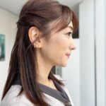 Mariko Dou Instagram - 本日の「ワイド！スクランブル」の衣装は、 ☆ニット,スカート… #proportionbodydressing ☆アクセサリー… #ete でした👗✨ トップスのニット、ネクタイのようなデザインで、とても素敵でした🥰 今日の東京は、11月下旬とは思えないほど暖かかったですね☀️ 夜は気温が一気に下がるようなので、寒暖差にはお気を付け下さい。 今週もお疲れ様でした✨ #大下容子ワイドスクランブル #ワイドスクランブル #ニュース #テレビ朝日 #堂真理子 #アナウンサー #アナウンサー衣装 #番組衣装