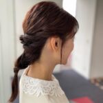 Mariko Dou Instagram - 本日の「ワイド！スクランブル」の衣装は、 ☆ブラウス.スカート… #stola ☆アクセサリー… #ete でした👗✨ 今日は朝から荒れた天気でしたが、明日は晴れそうですね☀️ 今週もお疲れ様でした😌素敵な週末をお過ごしください♪ #大下容子ワイドスクランブル #ワイドスクランブ#ニュース #テレビ朝日 #堂真理子 #テレビ朝日 #アナウンサー #アナウンサー衣装 #番組衣装