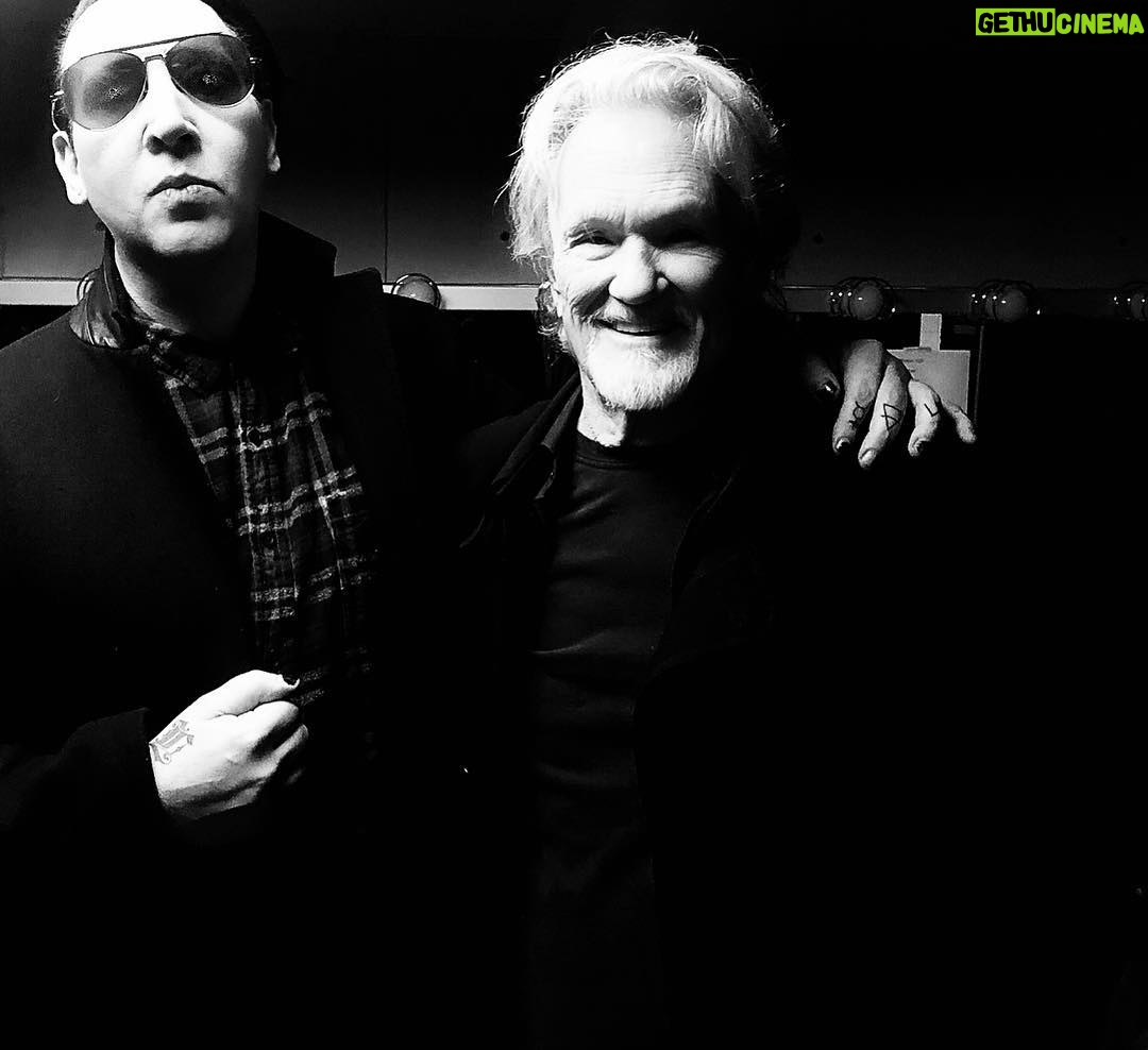 Marilyn Manson Instagram - An honor to be invited onstage with the true Star Is Born. The legend Kris Kristofferson #kriskristofferson #shooterjennings #whymelord