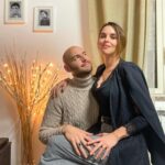 Marina Crialesi Instagram - Christmas in love ❤️ I colori sono più “Addams” che natalizi… ma i coniugi Zenga vi augurano buon natale e buone feste 🥳 (anche a te e famiglia) ❤️ #love #christmas #couplegoals #christmastime #natale #family Gizzeria Lido