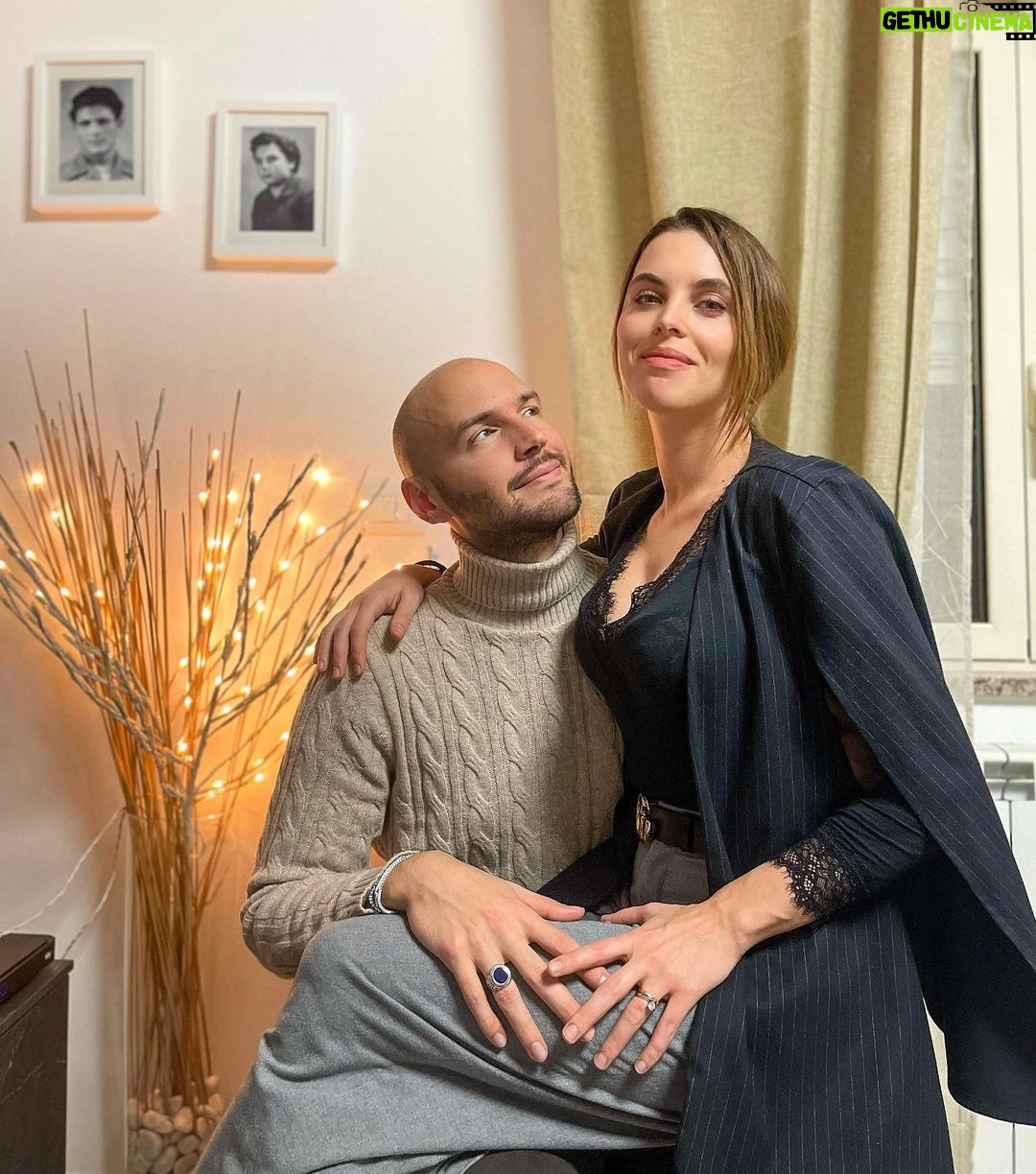 Marina Crialesi Instagram - Christmas in love ❤️ I colori sono più “Addams” che natalizi… ma i coniugi Zenga vi augurano buon natale e buone feste 🥳 (anche a te e famiglia) ❤️ #love #christmas #couplegoals #christmastime #natale #family Gizzeria Lido
