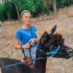 Marina Crialesi Instagram - Oggi avevo un entusiasmo incontenibile!!! Praticamente una bambina al parco giochi. Desideravo tanto una giornata immersa nella natura con gli Alpaca. 🦙 Grazie amore mio per questa giornata bellissima ed indimenticabile ♥️ @nicolo.zenga @ilgiardinodellalpaca siete pazzeschi! Super preparati, attenti e follemente innamorati dei loro Alpaca. Nella prima e nella terza foto c’è Oliver, 🦙 pazzerello. Nella seconda il buffo Paride. Marche, ITALY