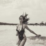Marina Crialesi Instagram - Di solito non rido mai in foto. Ho sempre pensato di non avere un bel sorriso. Spesso tendiamo a credere che ciò che di noi stessi non ci piace sia la prima cosa che gli altri notano. Pensiamo che se non piace a noi, se noi lo vediamo come un difetto, allora anche per chi ci guarda è così. In un certo senso hai paura che questo “difetto” , questa cosa che non ti piace di te possa arrivare addirittura a definirti. E quindi cerchi di nasconderlo più che puoi. Eppure io nella vita di tutti i giorni rido tantissimo e di gusto! Ma ieri è successa una cosa bellissima. Mentre saltellavo in acqua come un adolescente mio marito mi ha scattato questa foto. E per la prima volta il mio sorriso mi è piaciuto tantissimo. Sarà forse che ci ho visto tutto l’amore con cui mi guarda Nicolò e la spontaneità e la semplicità di come giochiamo insieme non lo so… sta di fatto che ho pensato “wow amore… che bello il mio sorriso visto con i tuoi occhi!”♥️ Cala Brandinchi • San Teodoro