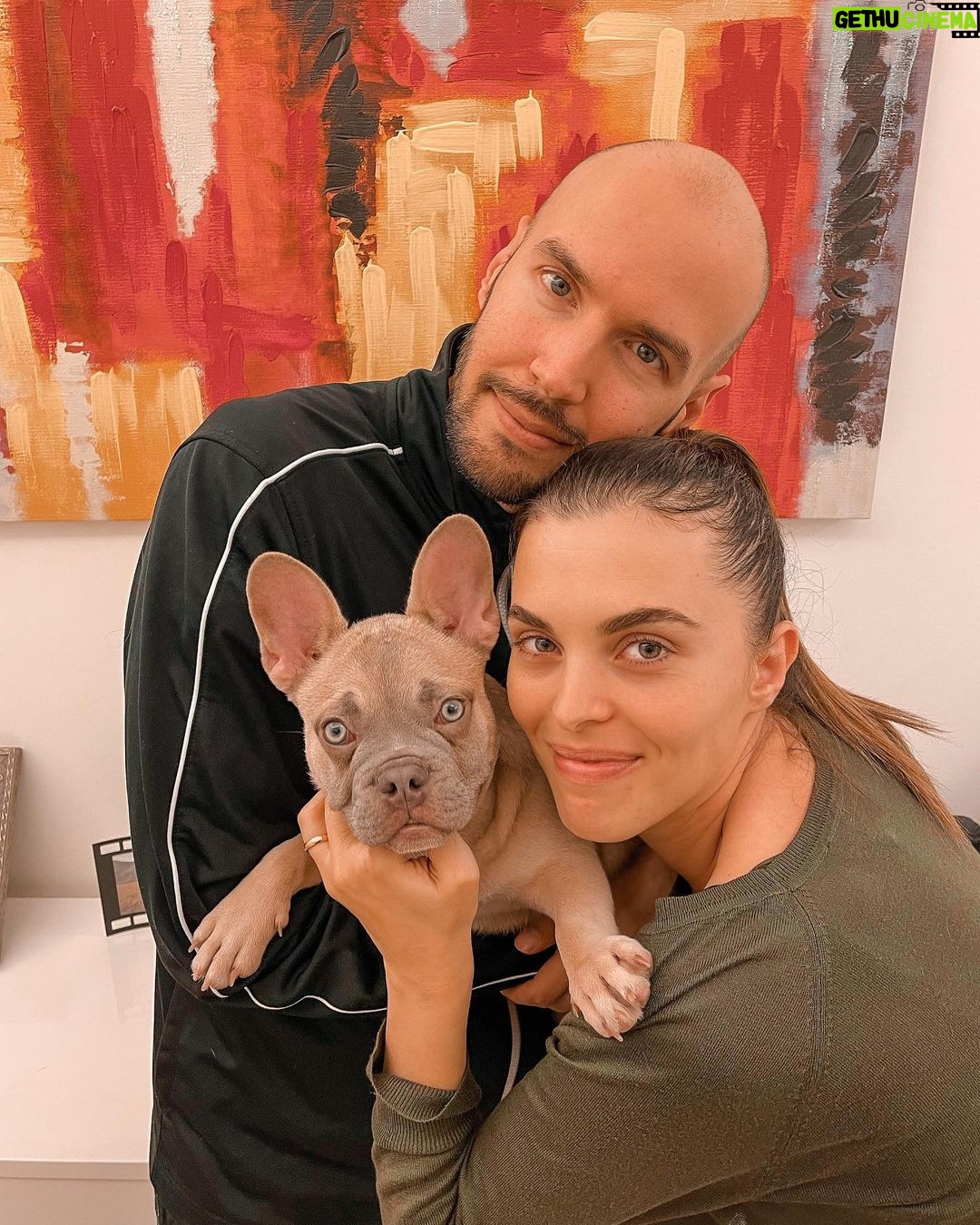 Marina Crialesi Instagram - “Io voglio un Corgi” “Io voglio un Weimaraner” “Ok allora prendiamo un Bulldog Francese” “Mah… fammi vedere” “Guarda che buffo” “Ammazza amo quanto è Ciotto però” “Siii Ciotto, mi gusta!! Aggiudicato prenderemo un bulldog e lo chiameremo Ciotto” È andata più o meno così…😂 Benvenuto Ciotto 💙 ci hai già rubato il cuore! Roma, Italia