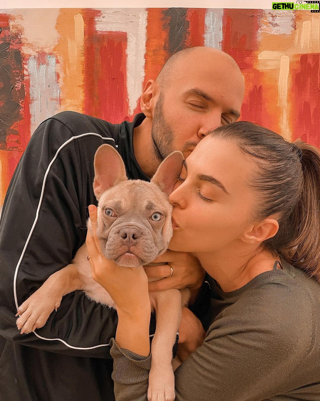Marina Crialesi Instagram - “Io voglio un Corgi” “Io voglio un Weimaraner” “Ok allora prendiamo un Bulldog Francese” “Mah… fammi vedere” “Guarda che buffo” “Ammazza amo quanto è Ciotto però” “Siii Ciotto, mi gusta!! Aggiudicato prenderemo un bulldog e lo chiameremo Ciotto” È andata più o meno così…😂 Benvenuto Ciotto 💙 ci hai già rubato il cuore! Roma, Italia