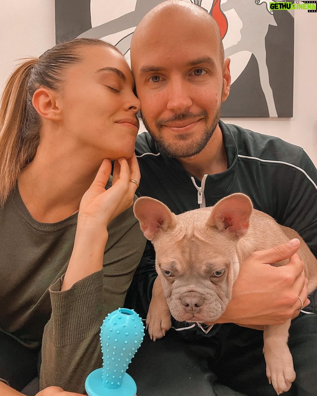 Marina Crialesi Instagram - “Io voglio un Corgi” “Io voglio un Weimaraner” “Ok allora prendiamo un Bulldog Francese” “Mah… fammi vedere” “Guarda che buffo” “Ammazza amo quanto è Ciotto però” “Siii Ciotto, mi gusta!! Aggiudicato prenderemo un bulldog e lo chiameremo Ciotto” È andata più o meno così…😂 Benvenuto Ciotto 💙 ci hai già rubato il cuore! Roma, Italia