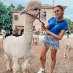Marina Crialesi Instagram - Oggi avevo un entusiasmo incontenibile!!! Praticamente una bambina al parco giochi. Desideravo tanto una giornata immersa nella natura con gli Alpaca. 🦙 Grazie amore mio per questa giornata bellissima ed indimenticabile ♥️ @nicolo.zenga @ilgiardinodellalpaca siete pazzeschi! Super preparati, attenti e follemente innamorati dei loro Alpaca. Nella prima e nella terza foto c’è Oliver, 🦙 pazzerello. Nella seconda il buffo Paride. Marche, ITALY