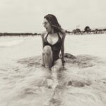 Marina Crialesi Instagram - Di solito non rido mai in foto. Ho sempre pensato di non avere un bel sorriso. Spesso tendiamo a credere che ciò che di noi stessi non ci piace sia la prima cosa che gli altri notano. Pensiamo che se non piace a noi, se noi lo vediamo come un difetto, allora anche per chi ci guarda è così. In un certo senso hai paura che questo “difetto” , questa cosa che non ti piace di te possa arrivare addirittura a definirti. E quindi cerchi di nasconderlo più che puoi. Eppure io nella vita di tutti i giorni rido tantissimo e di gusto! Ma ieri è successa una cosa bellissima. Mentre saltellavo in acqua come un adolescente mio marito mi ha scattato questa foto. E per la prima volta il mio sorriso mi è piaciuto tantissimo. Sarà forse che ci ho visto tutto l’amore con cui mi guarda Nicolò e la spontaneità e la semplicità di come giochiamo insieme non lo so… sta di fatto che ho pensato “wow amore… che bello il mio sorriso visto con i tuoi occhi!”♥️ Cala Brandinchi • San Teodoro