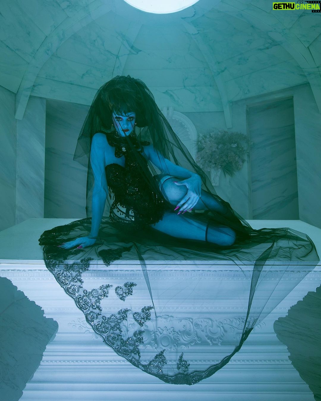 Marina Nery Instagram - βMr. Blue canβt come to the dinner tonight, because heβs πβ New editorial for @schonswitzerlandmag , Merry Widows, by the amazing @mz_amber_gray ! π§ββοΈ Now my dreams of being a blue avatar have been fulfilled! π New York, New York