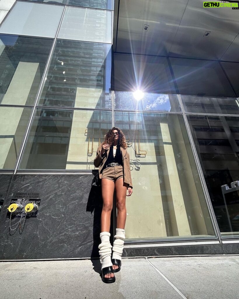 Marina Nery Instagram - Malcolm told me I was going to be cold on shorts, so I wore leg warmers. 🤸🏽‍♀️✨ New York, New York