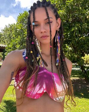 Marina Nery Instagram - A skin carnaval foi concluída com sucesso! E vou falar, não existe NADA como a energia da Bahia, e que sorte a minha poder celebrar estar viva cercada de amor, da minha família, de amigos, os antigos e os novos, viver é INCRÍVEL! 
Obrigada de novo ao @camarotered, a @peumagalhaes , a @irynapodusovska , vocês são os melhores anfitriões do mundo! 
Como disse @mateusonegreiros , deve ser ruim demais não ser baiano. 🫶🏽💙

I AM ALIVE! E pronta para começar o ano hahaha