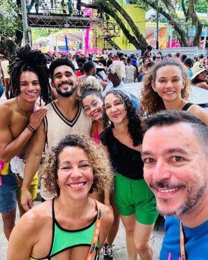 Marina Nery Instagram - A skin carnaval foi concluída com sucesso! E vou falar, não existe NADA como a energia da Bahia, e que sorte a minha poder celebrar estar viva cercada de amor, da minha família, de amigos, os antigos e os novos, viver é INCRÍVEL! 
Obrigada de novo ao @camarotered, a @peumagalhaes , a @irynapodusovska , vocês são os melhores anfitriões do mundo! 
Como disse @mateusonegreiros , deve ser ruim demais não ser baiano. 🫶🏽💙

I AM ALIVE! E pronta para começar o ano hahaha