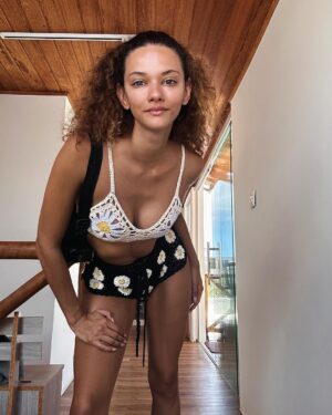 Marina Nery Instagram - A skin carnaval foi concluída com sucesso! E vou falar, não existe NADA como a energia da Bahia, e que sorte a minha poder celebrar estar viva cercada de amor, da minha família, de amigos, os antigos e os novos, viver é INCRÍVEL! 
Obrigada de novo ao @camarotered, a @peumagalhaes , a @irynapodusovska , vocês são os melhores anfitriões do mundo! 
Como disse @mateusonegreiros , deve ser ruim demais não ser baiano. 🫶🏽💙

I AM ALIVE! E pronta para começar o ano hahaha