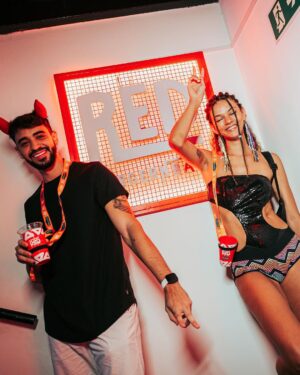 Marina Nery Instagram - A skin carnaval foi concluída com sucesso! E vou falar, não existe NADA como a energia da Bahia, e que sorte a minha poder celebrar estar viva cercada de amor, da minha família, de amigos, os antigos e os novos, viver é INCRÍVEL! 
Obrigada de novo ao @camarotered, a @peumagalhaes , a @irynapodusovska , vocês são os melhores anfitriões do mundo! 
Como disse @mateusonegreiros , deve ser ruim demais não ser baiano. 🫶🏽💙

I AM ALIVE! E pronta para começar o ano hahaha