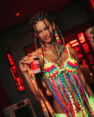 Marina Nery Instagram - A skin carnaval foi concluída com sucesso! E vou falar, não existe NADA como a energia da Bahia, e que sorte a minha poder celebrar estar viva cercada de amor, da minha família, de amigos, os antigos e os novos, viver é INCRÍVEL! 
Obrigada de novo ao @camarotered, a @peumagalhaes , a @irynapodusovska , vocês são os melhores anfitriões do mundo! 
Como disse @mateusonegreiros , deve ser ruim demais não ser baiano. 🫶🏽💙

I AM ALIVE! E pronta para começar o ano hahaha