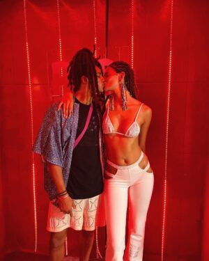 Marina Nery Instagram - A skin carnaval foi concluída com sucesso! E vou falar, não existe NADA como a energia da Bahia, e que sorte a minha poder celebrar estar viva cercada de amor, da minha família, de amigos, os antigos e os novos, viver é INCRÍVEL! 
Obrigada de novo ao @camarotered, a @peumagalhaes , a @irynapodusovska , vocês são os melhores anfitriões do mundo! 
Como disse @mateusonegreiros , deve ser ruim demais não ser baiano. 🫶🏽💙

I AM ALIVE! E pronta para começar o ano hahaha