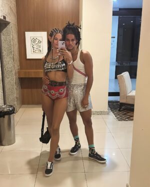Marina Nery Instagram - A skin carnaval foi concluída com sucesso! E vou falar, não existe NADA como a energia da Bahia, e que sorte a minha poder celebrar estar viva cercada de amor, da minha família, de amigos, os antigos e os novos, viver é INCRÍVEL! 
Obrigada de novo ao @camarotered, a @peumagalhaes , a @irynapodusovska , vocês são os melhores anfitriões do mundo! 
Como disse @mateusonegreiros , deve ser ruim demais não ser baiano. 🫶🏽💙

I AM ALIVE! E pronta para começar o ano hahaha