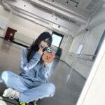 Marina Yamada Instagram – .
やあ🧸⋆꙳

最近はナナシスのライブリハに
朗読劇のリハにとがんばっております。

写真はこの前のナナシスリハのときの ✩ 

ひなちゃん @hina_kawago のブランドの
@yonakajp のジャージがかわいくて
着るだけでとってもやる気が出てくる。🩵
シオネカラーなのもよき🐧

2053ライブは16.17
朗読劇「美男ペコパンと悪魔」は21.23
どちらもよろしくお願い致します！がんばるぞ〜