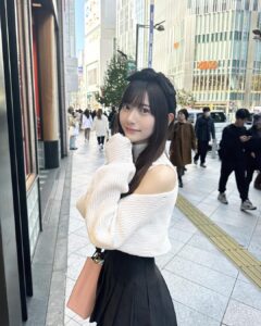 Marina Yamada Instagram - . 新宿で用事済ませたあとの帰り道🧸 トップスはファンの女の子がプレゼントしてくれたの〜 こういう形大好き♡かわいい‪🫶🏻 カチューシャは @jumelle_jp の♡ カチューシャひさしぶりにつけたかも。 おっきいリボンとレースがついててかわいい..お気に入り🖤 寒くてもちょっとくらい我慢して着るかわいいお洋服は最高だ♡笑 #提供