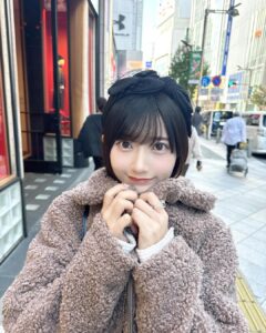 Marina Yamada Instagram - . 新宿で用事済ませたあとの帰り道🧸 トップスはファンの女の子がプレゼントしてくれたの〜 こういう形大好き♡かわいい‪🫶🏻 カチューシャは @jumelle_jp の♡ カチューシャひさしぶりにつけたかも。 おっきいリボンとレースがついててかわいい..お気に入り🖤 寒くてもちょっとくらい我慢して着るかわいいお洋服は最高だ♡笑 #提供