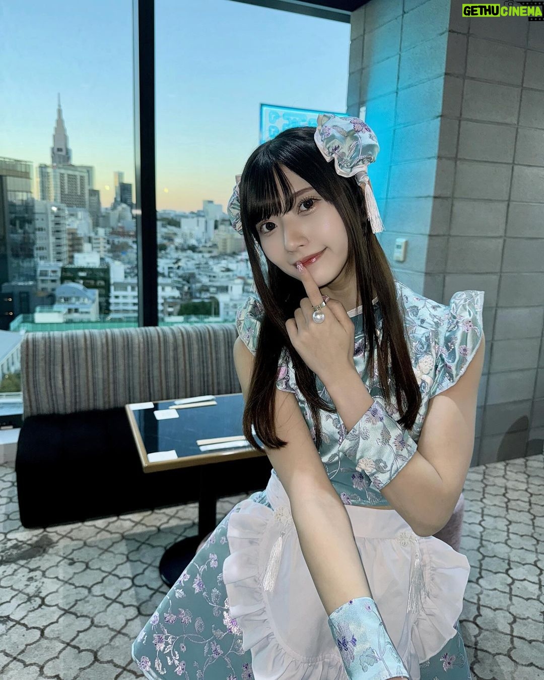 Marina Yamada Instagram - . 会場でもストーリーでも これがいちばん好評だった🐼🇨🇳 中国っぽいポーズはファンの方に教えてもらったやつ。 この衣装も会場の雰囲気に合わせて 持ってきたの。 チャイナドレスというよりチャイナメイドですが みんなが好きって言ってくれて嬉しかった〜🩵謝謝 #チャイナ服 #チャイナメイド #メイド服 #衣装 #コスプレ #cosplay #空中酒場 #ファンクラブ #イベント