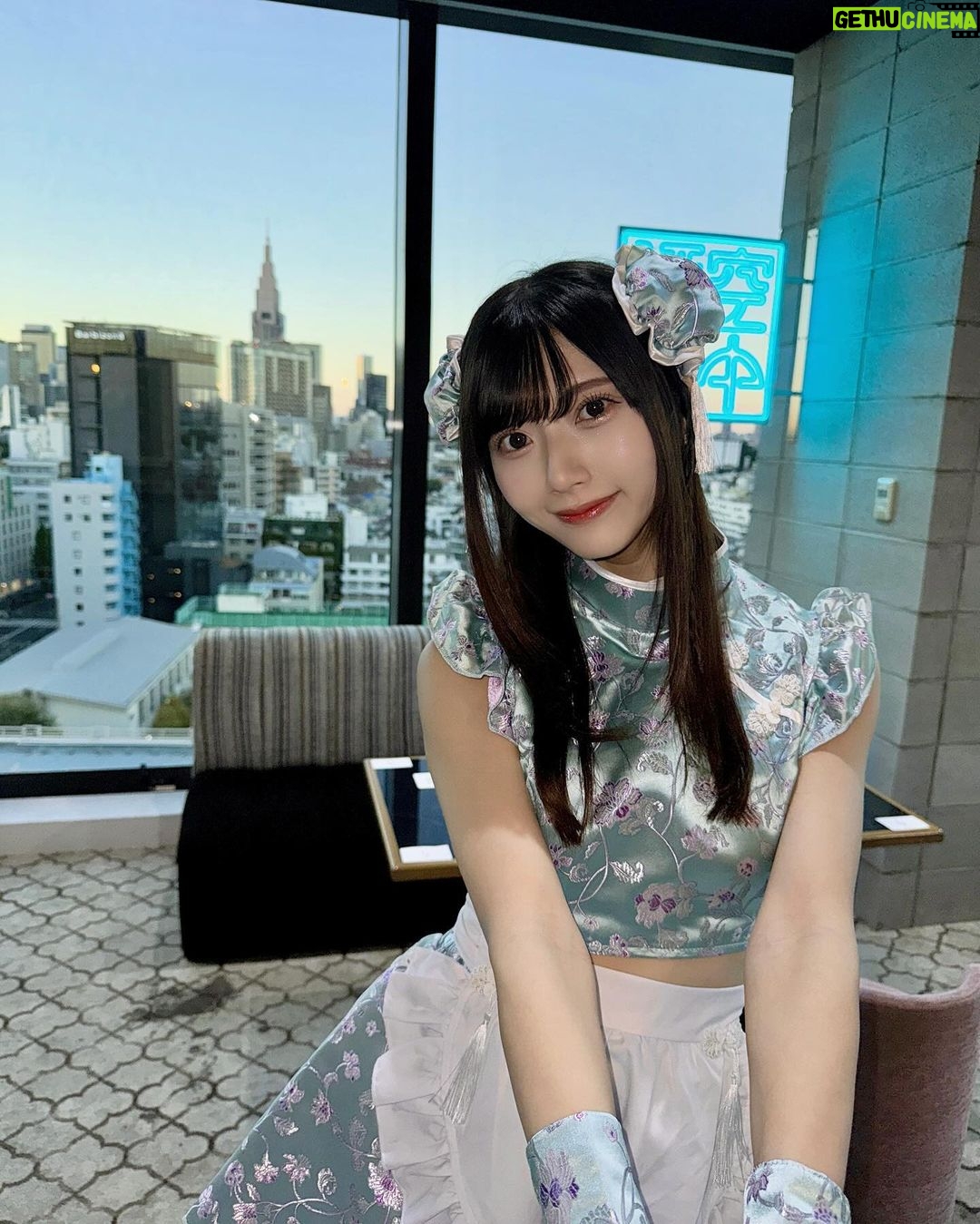 Marina Yamada Instagram - . 会場でもストーリーでも これがいちばん好評だった🐼🇨🇳 中国っぽいポーズはファンの方に教えてもらったやつ。 この衣装も会場の雰囲気に合わせて 持ってきたの。 チャイナドレスというよりチャイナメイドですが みんなが好きって言ってくれて嬉しかった〜🩵謝謝 #チャイナ服 #チャイナメイド #メイド服 #衣装 #コスプレ #cosplay #空中酒場 #ファンクラブ #イベント