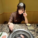 Marina Yamada Instagram - . 妹と美味しいお肉食べてきた♡ うしごろのお肉ほんとにおいしい..🥺 @ushigoro_yakiniku 季節限定特別コースたべました！🍁 ボリューム満点のコースで 極みのタン、ユッケ、シャトーブリアンとかとか... おなかいっぱい食べました♡ 美味しいお肉食べてお酒も飲んで幸せだった〜〜 お店の雰囲気も落ち着いてて過ごしやすかったので 妹とひたすら食を楽しみました..🤍 みんなも是非行ってみてね·͜· ︎︎ᕷ #うしごろ貫 #日本酒 #恵比寿焼肉 #五反田焼肉 #焼肉 #PR 焼肉と和酒 うしごろ 貫
