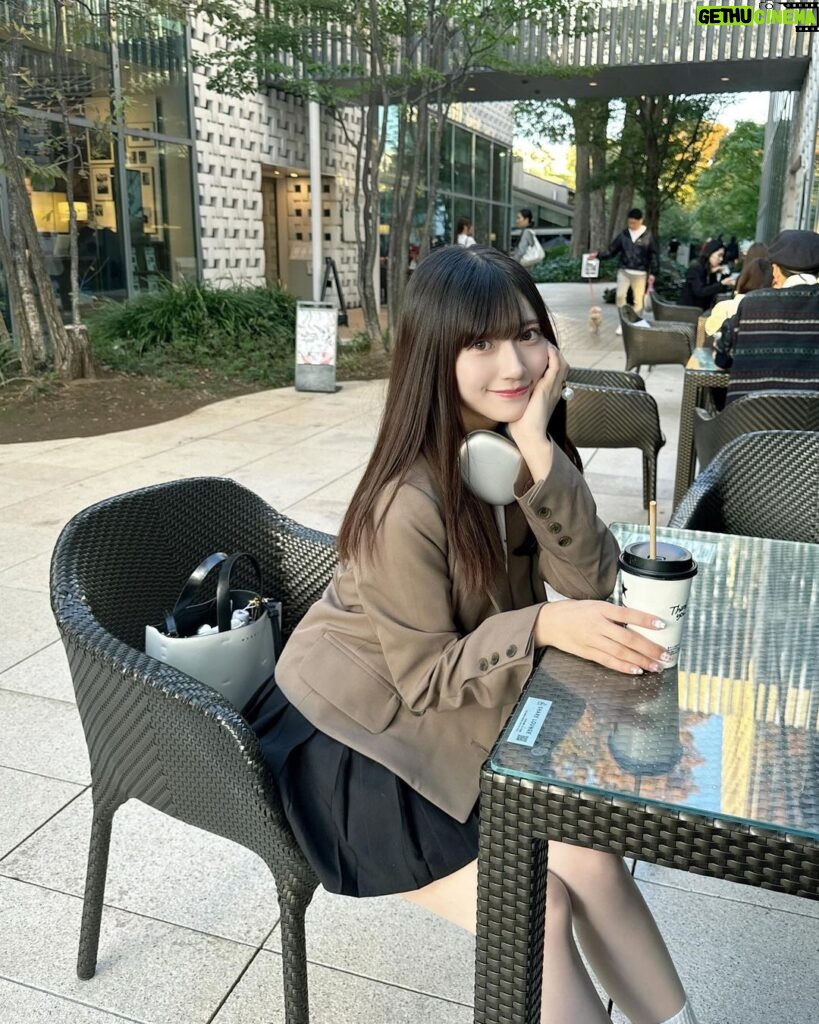 Marina Yamada Instagram - . 最近、アイスコーヒーが本格的に()飲めるようになって とりあえずカフェ行ったらアイスコーヒー頼んでる。 でもホットだと苦味マシマシな気がして まだおいしさわかんないんだー☕️ 美味しいコーヒー屋さんおしえてください🐿 代官山 蔦屋書店