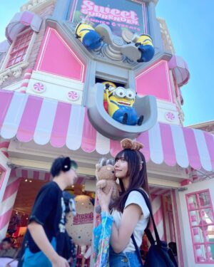 Marina Yamada Instagram - .
京都行ったときUSJ行けたので
そのときの投稿していく！

ミニオンだいすきなのがよくわかる写真🍌
ミニオンパークほんとにだいすき〜空間がほんとにかわいい

欲しかったカチューシャあったんだけど売り切れてて..
ハロウィンバージョンのティムのぬいぐるみ買った🧸🖤
このあとちゃちゃのおもちゃにする予定だったけど
あんまりお気に召さなかったみたいで
今はわたしのベッドの上にいます🥺

#USJ #ミニオン #オーバーオール
#ミニオンコーデ のつもりだったけどキャストさん何人かにマリオと勘違いされたりもした(黄色いTシャツパーク内のどこかで売られてると思って用意せず行ったらどこにもなかった)
