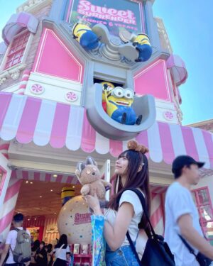 Marina Yamada Instagram - .
京都行ったときUSJ行けたので
そのときの投稿していく！

ミニオンだいすきなのがよくわかる写真🍌
ミニオンパークほんとにだいすき〜空間がほんとにかわいい

欲しかったカチューシャあったんだけど売り切れてて..
ハロウィンバージョンのティムのぬいぐるみ買った🧸🖤
このあとちゃちゃのおもちゃにする予定だったけど
あんまりお気に召さなかったみたいで
今はわたしのベッドの上にいます🥺

#USJ #ミニオン #オーバーオール
#ミニオンコーデ のつもりだったけどキャストさん何人かにマリオと勘違いされたりもした(黄色いTシャツパーク内のどこかで売られてると思って用意せず行ったらどこにもなかった)