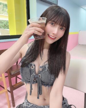 Marina Yamada Instagram - .
着いてわりとすぐプール入ったし
スライダーとかで思いっきり顔面に水浴びたけど
縮毛矯正してたおかげで
一日中ずーっと髪の毛だけはさらさらだった♡笑

@aid_hair 
@akiyamasensei_aid 

ありがとうございます🥺✨️

#東京サマーランド #サマラン #プール
#水着 #デニム水着 #デニムビキニ  #swimwear