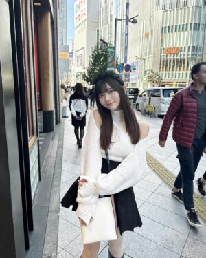 Marina Yamada Instagram - .
新宿で用事済ませたあとの帰り道🧸

トップスはファンの女の子がプレゼントしてくれたの〜
こういう形大好き♡かわいい‪🫶🏻

カチューシャは @jumelle_jp の♡
カチューシャひさしぶりにつけたかも。
おっきいリボンとレースがついててかわいい..お気に入り🖤

寒くてもちょっとくらい我慢して着るかわいいお洋服は最高だ♡笑

#提供