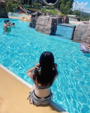 Marina Yamada Instagram - .
今年の夏しっかり楽しんだのに
インスタ全然更新してなかったので
夏が終わる前に..！

上京してきて初めてのプールだった️🩵
プライベートで水着着たのもたぶん10年振りくらい？かも

しっかり焼けた！！！！！！！！

#東京サマーランド #プール 
#デニム水着 #デニムビキニ #swimwear