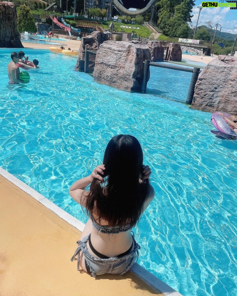 Marina Yamada Instagram - . 今年の夏しっかり楽しんだのに インスタ全然更新してなかったので 夏が終わる前に..！ 上京してきて初めてのプールだった️🩵 プライベートで水着着たのもたぶん10年振りくらい？かも しっかり焼けた！！！！！！！！ #東京サマーランド #プール #デニム水着 #デニムビキニ #swimwear