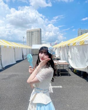 Marina Yamada Instagram - .
#TIF2023 たのしかったー！🩵
去年も1枚目のやつみたいなお写真撮ってたな〜

ちょっとお天気荒れたりもして
ファンのみんなは大変だったかもしれないけど..！
今年もたのしかった！！！！！

まだまだ夏、いっしょにたのしもーね！⠉̮⃝︎︎

#TIF2023 #アイドル #夏 #衣装 #水色 🌻