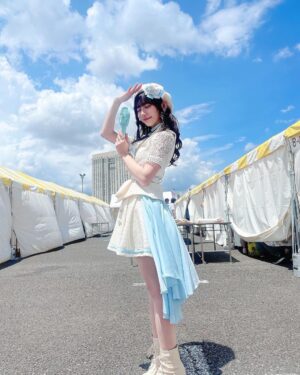 Marina Yamada Instagram - .
#TIF2023 たのしかったー！🩵
去年も1枚目のやつみたいなお写真撮ってたな〜

ちょっとお天気荒れたりもして
ファンのみんなは大変だったかもしれないけど..！
今年もたのしかった！！！！！

まだまだ夏、いっしょにたのしもーね！⠉̮⃝︎︎

#TIF2023 #アイドル #夏 #衣装 #水色 🌻