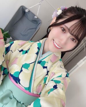 Marina Yamada Instagram - .
襟のところのパールかわいい..🍵🤍

#袴 #和服 #和装 
#袴ヘア #たまねぎヘア