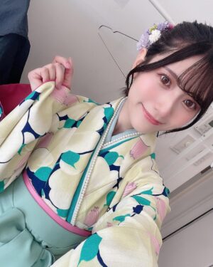 Marina Yamada Instagram - .
襟のところのパールかわいい..🍵🤍

#袴 #和服 #和装 
#袴ヘア #たまねぎヘア
