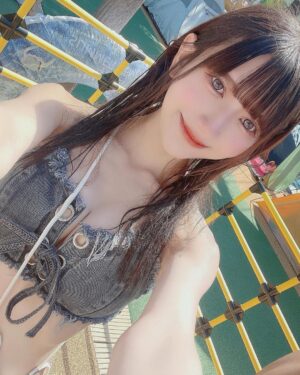 Marina Yamada Instagram - .
着いてわりとすぐプール入ったし
スライダーとかで思いっきり顔面に水浴びたけど
縮毛矯正してたおかげで
一日中ずーっと髪の毛だけはさらさらだった♡笑

@aid_hair 
@akiyamasensei_aid 

ありがとうございます🥺✨️

#東京サマーランド #サマラン #プール
#水着 #デニム水着 #デニムビキニ  #swimwear