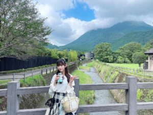 Marina Yamada Instagram - .
8月が終わる前に
福岡帰ったときの思い出を🌻

この日は
大分までドライブ連れてってもらいました！
湯布院の金鱗湖っていうところかあって、
湯の坪街道で食べ歩きしたり
金鱗湖までのんびり歩いて緑をずっと眺めて...
心地よくて楽しかった〜
とにかく景色がすごく綺麗🥺

昔から母がドライブするのが好きなのもあって、
由布岳からの絶景を見ながら別府ロープウェイに行くっていうドライブコースが定番で
よく連れてってくれてたんだ〜🌱‬

なんか懐かしかったなあ..

九州ほんとにいいところ。

#金鱗湖 #湯の坪街道 
#大分観光  #湯布院観光 #由布岳
#ドライブ #別府ロープウェイ 今回は時間外で乗れなかった🥲