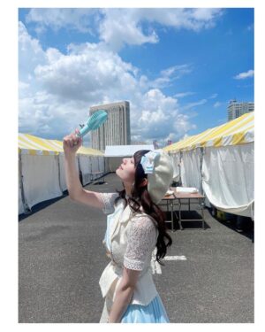 Marina Yamada Instagram - .
#TIF2023 たのしかったー！🩵
去年も1枚目のやつみたいなお写真撮ってたな〜

ちょっとお天気荒れたりもして
ファンのみんなは大変だったかもしれないけど..！
今年もたのしかった！！！！！

まだまだ夏、いっしょにたのしもーね！⠉̮⃝︎︎

#TIF2023 #アイドル #夏 #衣装 #水色 🌻