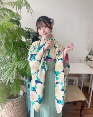 Marina Yamada Instagram - .
襟のところのパールかわいい..🍵🤍

#袴 #和服 #和装 
#袴ヘア #たまねぎヘア