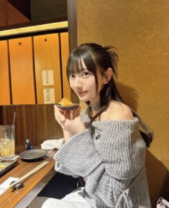 Marina Yamada Instagram - . おいしいものって なんでこんなおなかに入ってっちゃうんだろうね〜。 この前食べた串カツがとっても美味しかった...🥹 何本でもいけた🥹🥹 ストップって言うまで出てくるやつ、 何本食べたかわからなくなって 食べ終わった串の数見てびっくりするからだめだね🧸笑 でもほんと食べてるときって幸せ〜 食べるだけのロケとかしたいなあ、お仕事来ないかな 美味しく食べるのでよろしくお願いします。(？)