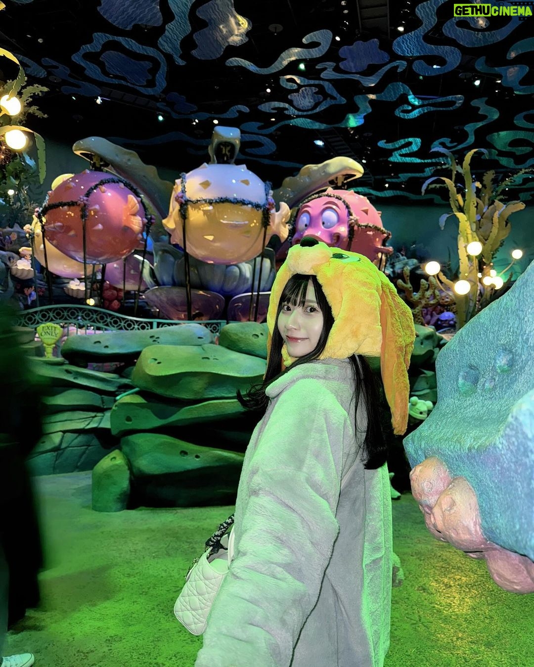 Marina Yamada Instagram - . 🪸🧜🏻♀️𓈒𓂂𓏸 朗読劇のアフタートークのときに言ってたけど この前ディズニーシー行ってきました! クリスマスシーズンのディズニー素敵すぎた🎄.* #ディズニークリスマス #クリスマス #christmas #Xmas #東京ディズニーシー #ディズニーシー #disneysea #disney #クリスマスディズニー マーメイドラグーン (Mermaid Lagoon)